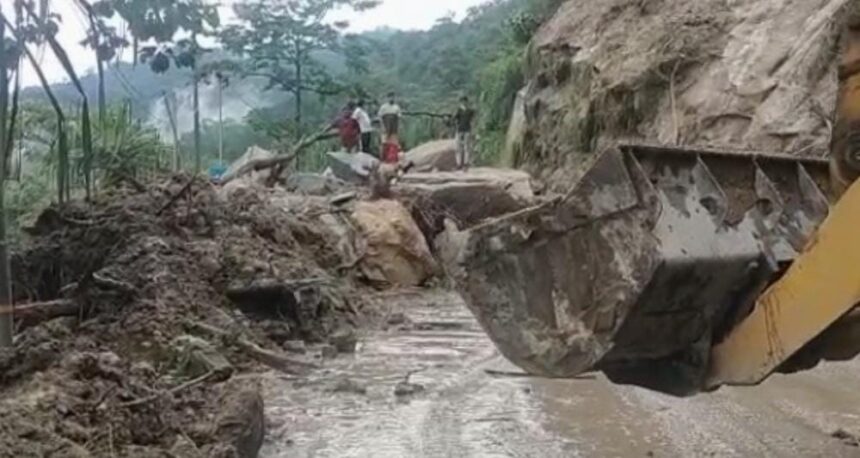 Heavy rain near sevok collapsed on National Highway 10! Disconnected Communications