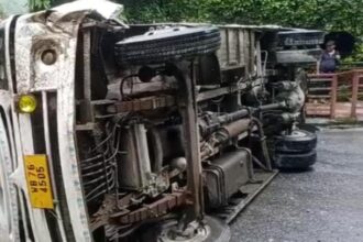 Terrible road accident on National Highway 10! Twenty-two college students were injured when the bus overturned