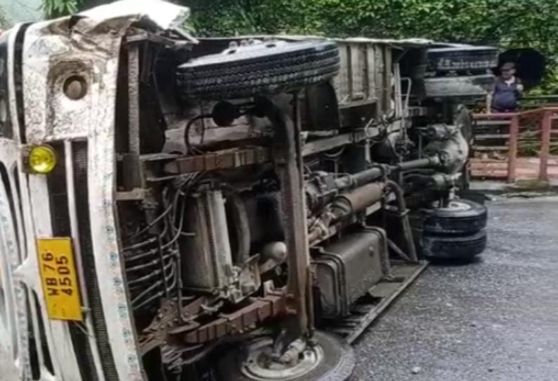 Terrible road accident on National Highway 10! Twenty-two college students were injured when the bus overturned